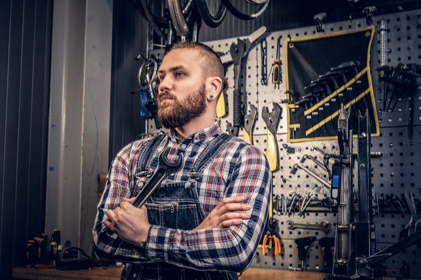 Bisiklet tamircisi çapraz kolları olan sakallı - Fotoğraf, Görsel