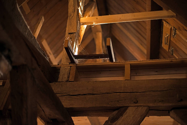 Escada de madeira velha
 - Foto, Imagem