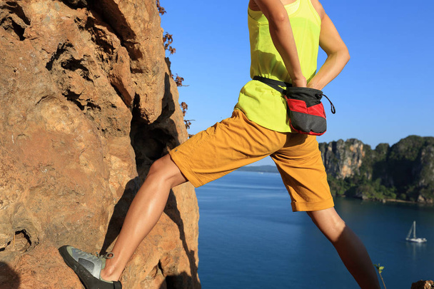 Kobieta, wspinaniu się na klifie - Zdjęcie, obraz