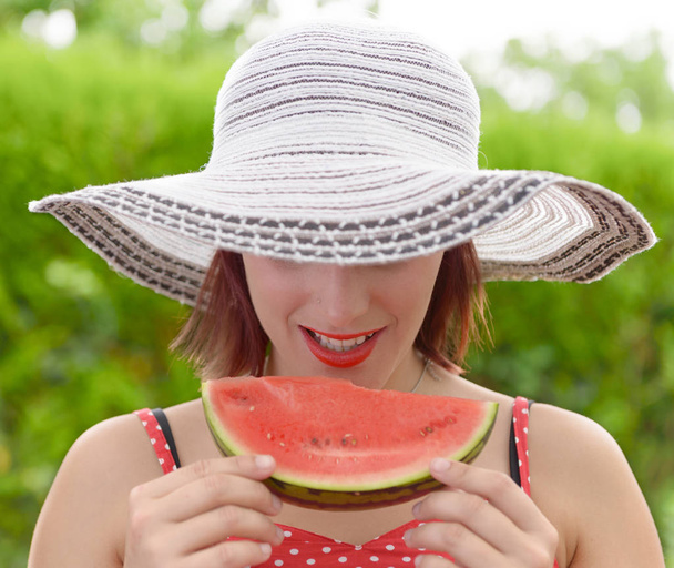 schönes Mädchen isst eine Wassermelone - Foto, Bild