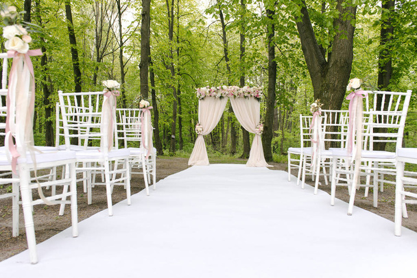 Αξιολάτρευτο γάμου καμάρα με παρατάσσονται καρέκλες - Φωτογραφία, εικόνα