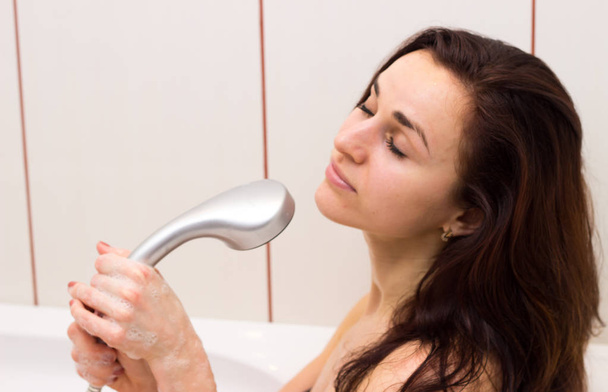młoda kobieta bierze prysznic - Zdjęcie, obraz