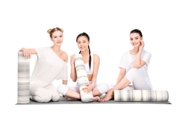 multiethnic girls with yoga mats - Zdjęcie, obraz