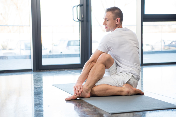 Mann praktiziert Yoga - Foto, Bild
