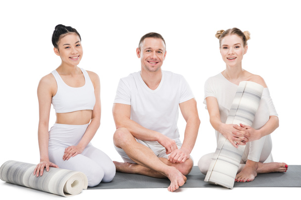 femmes pratiquant le yoga avec entraîneur
  - Photo, image