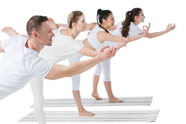 mujeres practicando yoga con entrenador
  - Foto, imagen