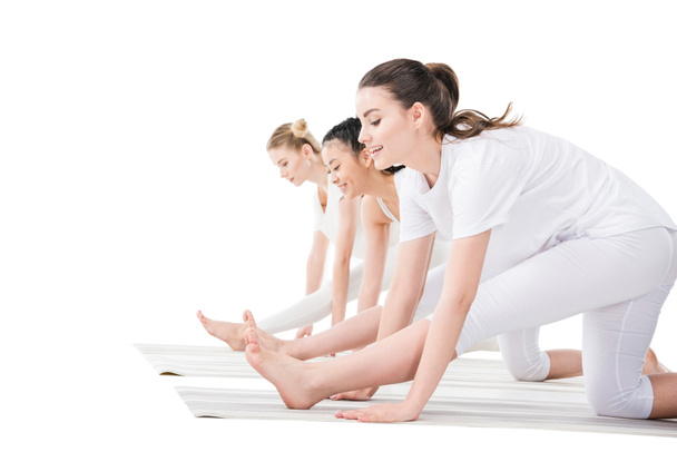 junge Frauen praktizieren Yoga  - Foto, Bild