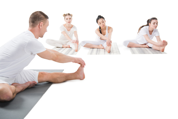 Kadınlar pratik yoga eğitmeni - Fotoğraf, Görsel