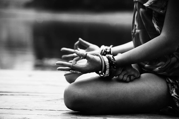 Frau in einer meditativen Yogaposition Unterkörper bw - Foto, Bild