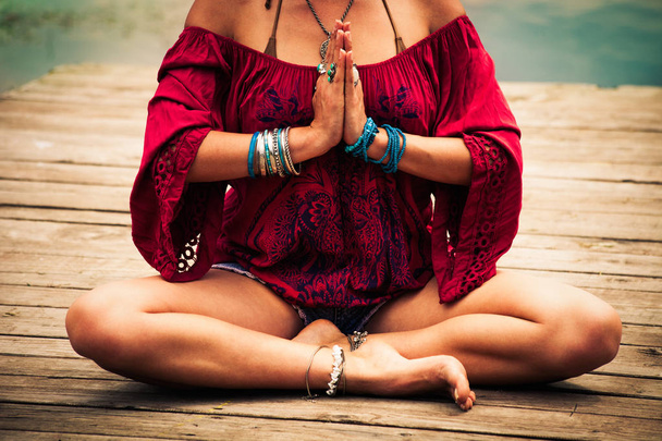 Kobieta w pozycji jogi medytacji nad jeziorem - Zdjęcie, obraz