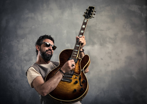 Gitarrist Portrait spielt E-Gitarre - Foto, Bild