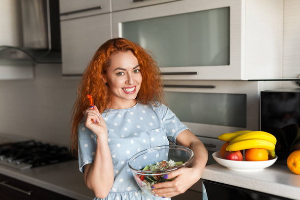 Happy woman holding salad bowl - Foto, Imagen