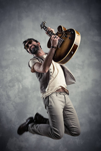 guitarist portrait playing electric guitar  - Foto, Imagem