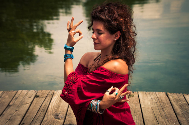 жінка в медитативній позиції йоги на відкритому повітрі
 - Фото, зображення
