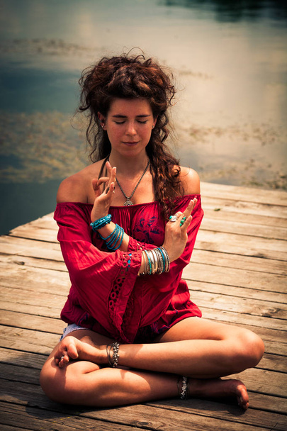 Frau in meditativer Yoga-Position im Freien - Foto, Bild