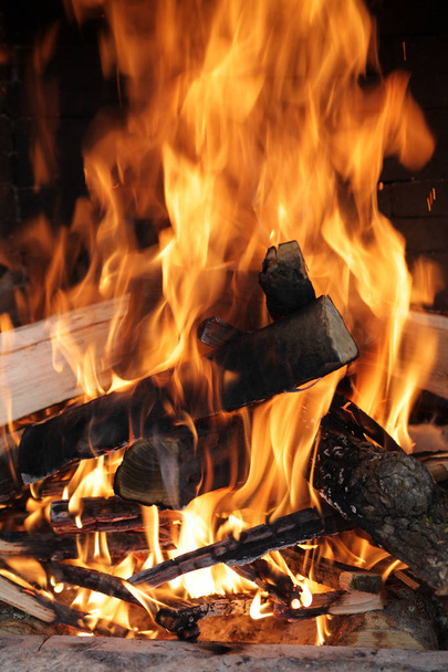 cheminée - grumes brûlantes
 - Photo, image