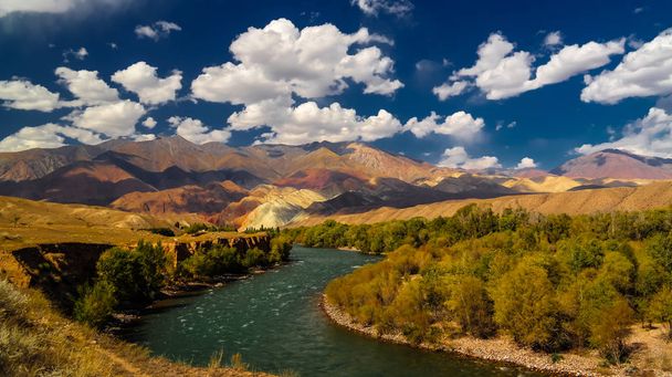 Paisagem de montanha colorida perto do rio Kokemeren, Djumgal, Quirguistão
 - Foto, Imagem