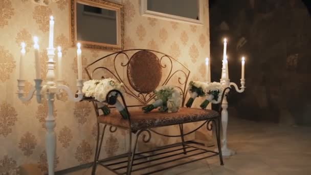 Egy padon, az oldalán, amely világít gyertyák gyertyatartót csokrok - Felvétel, videó