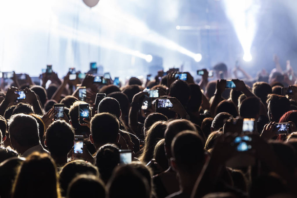 Main avec un smartphone enregistre festival de musique live
 - Photo, image