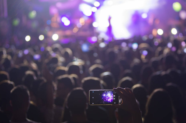 Ręka z festiwalu muzyki na żywo, rekordy smartphone - Zdjęcie, obraz