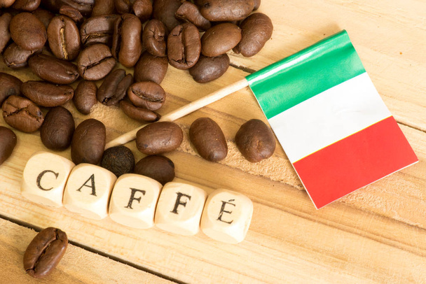 Ιταλική σημαία και κόκκους καφέ - Φωτογραφία, εικόνα