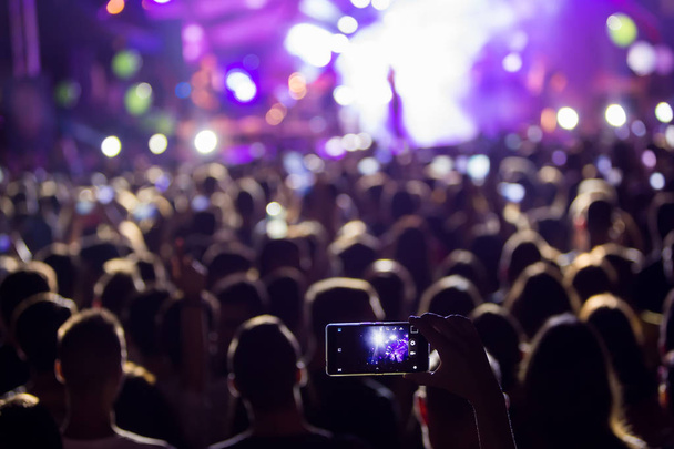 Рука з записами смартфонів живий музичний фестиваль
 - Фото, зображення