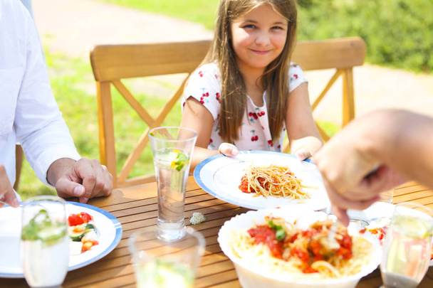 Kolacji rozmaite dania kuchni włoskiej na drewnianym stole w ogrodzie - Zdjęcie, obraz