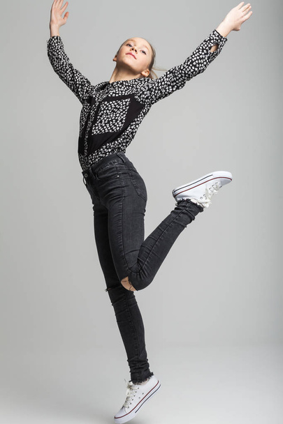 Young stylish girl jumping high - Foto, afbeelding
