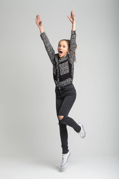 Young beautiful girl jumping high - Foto, imagen