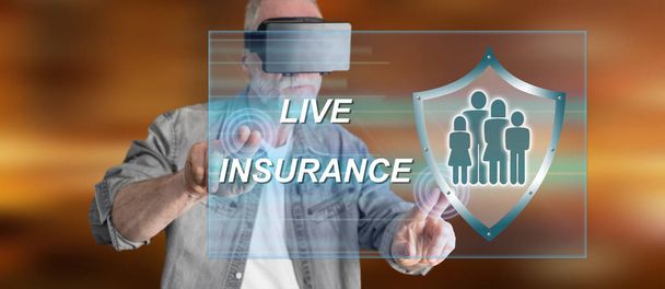 Homem vestindo um fone de ouvido virtual realidade tocando um seguro de vida
  - Foto, Imagem