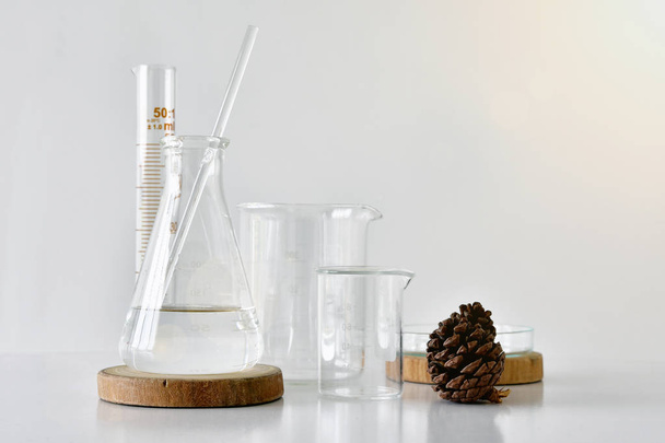 Grupo de artigos de vidro de laboratório com ingrediente natural para produtos de beleza
. - Foto, Imagem