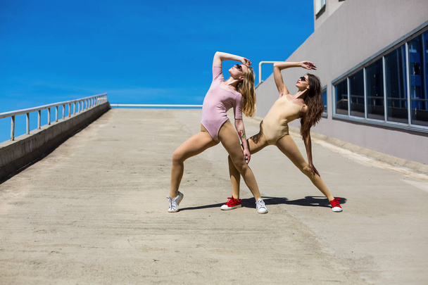 Nätit naiset treenaamassa ulkona
 - Valokuva, kuva