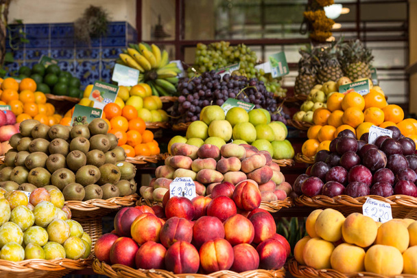 Tuoreita eksoottisia hedelmiä Mercado Dos Lavradoresissa. Funchalissa, Madeiralla
. - Valokuva, kuva