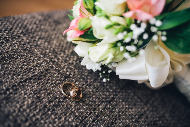 snubní prsten v krabici a kytice nevěsty - Fotografie, Obrázek