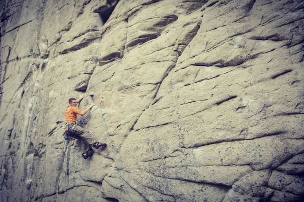 Genç bir adam bir kanyonda tırmanıyor. - Fotoğraf, Görsel