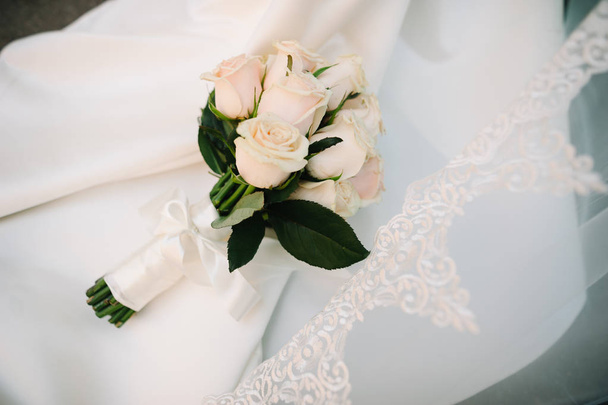 όμορφα μοντέρνα γαμήλια ανθοδέσμη στον άσπρο πίνακα - Φωτογραφία, εικόνα