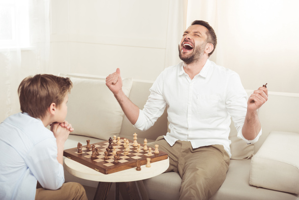 garçon jouer aux échecs avec père
 - Photo, image