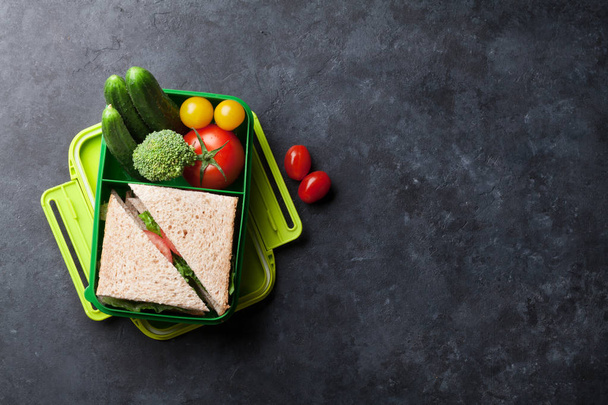 Lunchbox met fruit en broodje - Foto, afbeelding