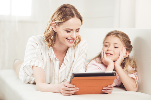 mother and daughter using digital tablet - Zdjęcie, obraz