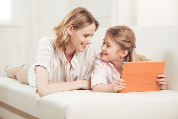 Madre e figlia utilizzando tablet digitale
 - Foto, immagini