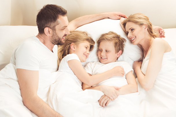 familia caucásica feliz acostado en la cama
 - Foto, Imagen