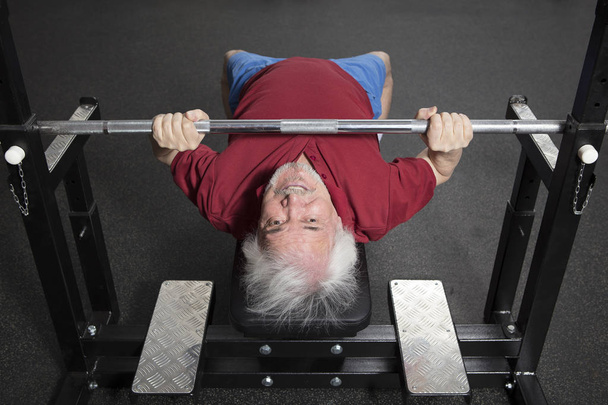 Elderly man in the gym - Zdjęcie, obraz