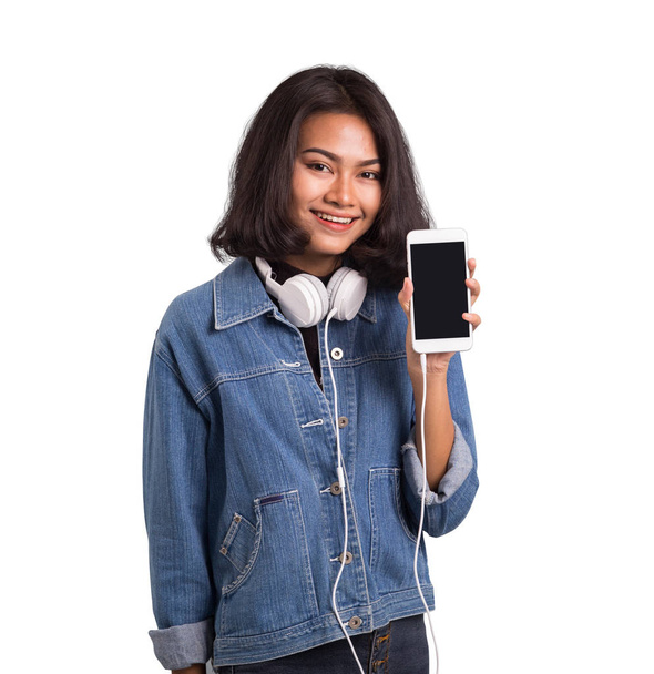 Asiatin benutzt Handy zum Musikhören. - Foto, Bild