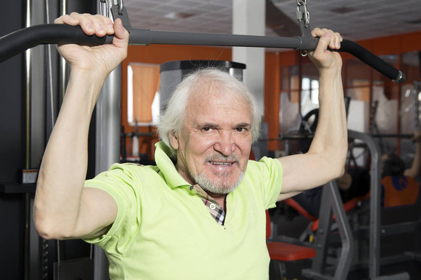 Starší muž v tělocvičně - Fotografie, Obrázek