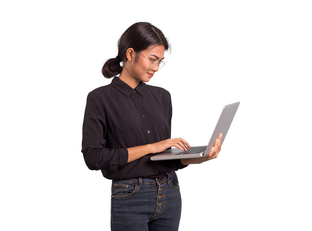 Azjatycki biznes kobieta wykorzystania komputera. - Zdjęcie, obraz