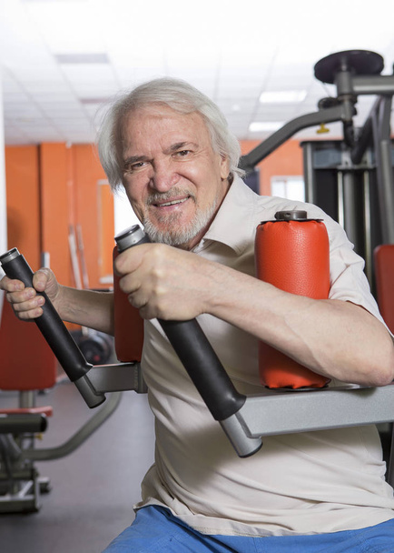 Senior man in fitness center - Foto, afbeelding