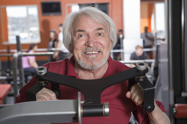 Homem sênior em fitness center
 - Foto, Imagem