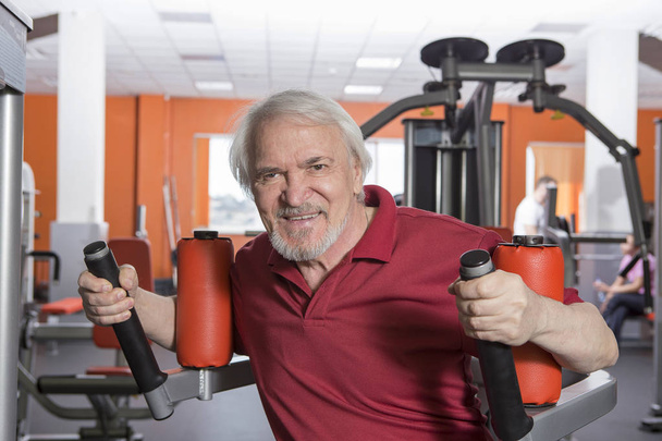 Senior man in fitness center - Photo, Image