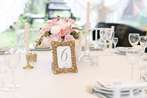 Table d'hôtes numérotée avec bouquet adorable, gros plan
 - Photo, image