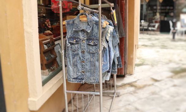jeans kleding op kleerhangers - Foto, afbeelding